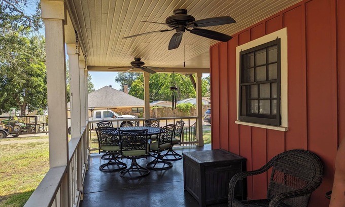 Frankston House | Big Red Comfortable, welcomes pets, & sleeps 6