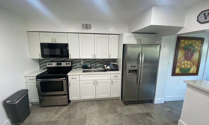 Hialeah House | Big Room with queen bed