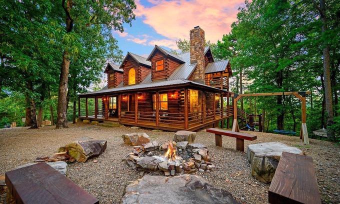 Broken Bow House | Big Sky Mountain Lodge-Spectacular Views-Hot TubGameRoomPlay-SetHike To River