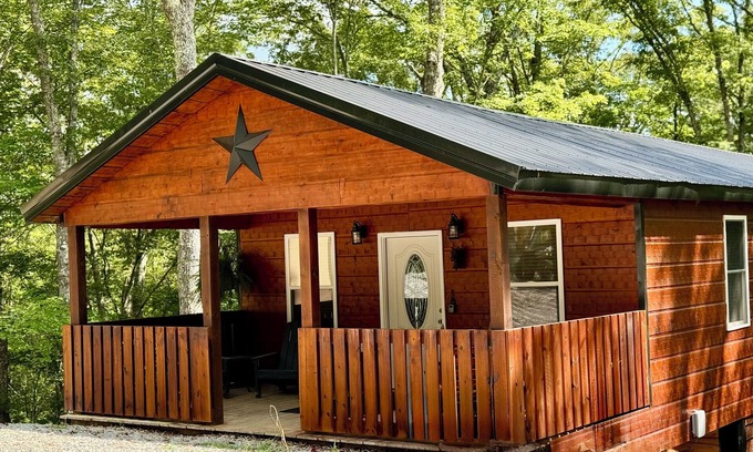 Strunk Cabin | 𝐁𝐢𝐠 𝐒𝐨𝐮𝐭𝐡 𝐅𝐨𝐫𝐤 Retreat! Excellent Location Private WIFI~ All NEW 𝐓𝐫𝐞𝐞 𝐓𝐨𝐩 𝐋𝐨𝐝𝐠𝐞!