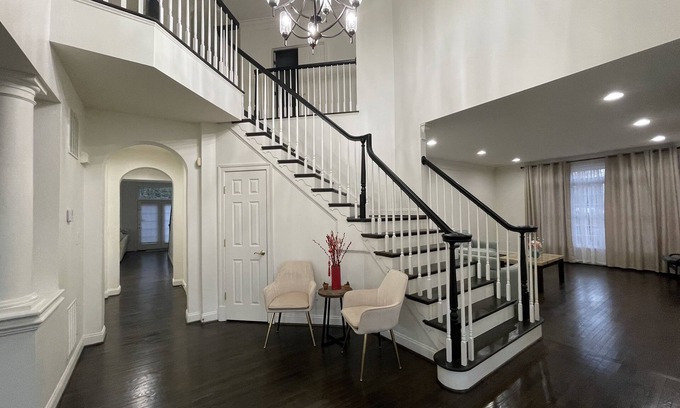 North Springfield House | Big Spacious modern house,15 min from DC, GMU, Tyson's Corner