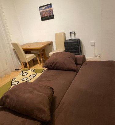 Eschersheim House | Big spacy Room for 2 person,close to trade fair, free parking, supermarket near