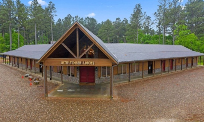 Broken Bow House | Big Timber Lodge: Spacious Retreat with Pool