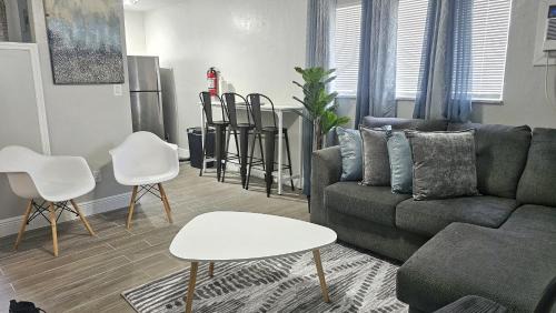 Hollywood Apartment | Big TV Apartment 6 Miles From Hard Rock Stadium and Casino