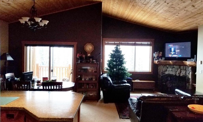 Snow Pine Estates Apartment | Big White 2 Bdrm 2 Bath, 12' vaulted ceilings, 70 inch TV, on green Ski run
