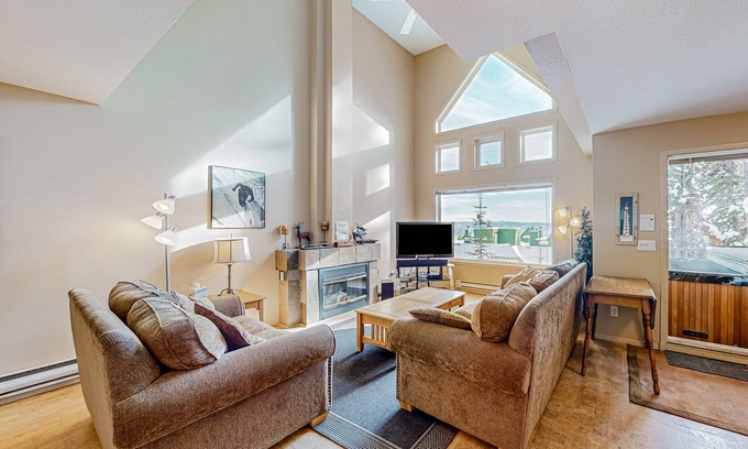 Big White Ski Resort Cabin | Big White Ski Resort cabin with hot tub, balcony, & two kitchens - walk to lifts