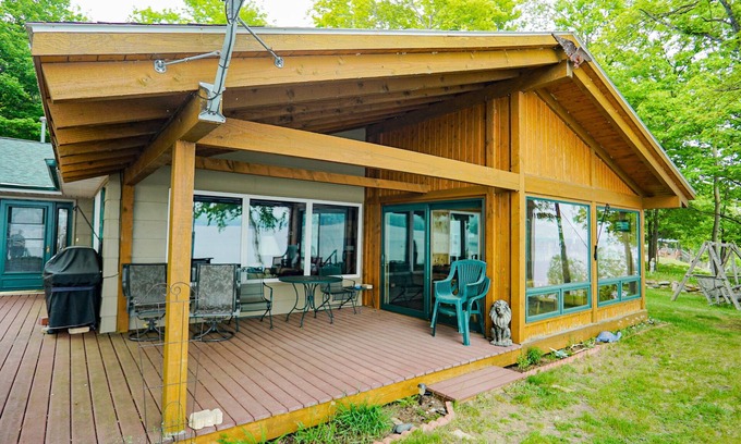 Big Bay House | Bigbay vacation home on Lake Independence.