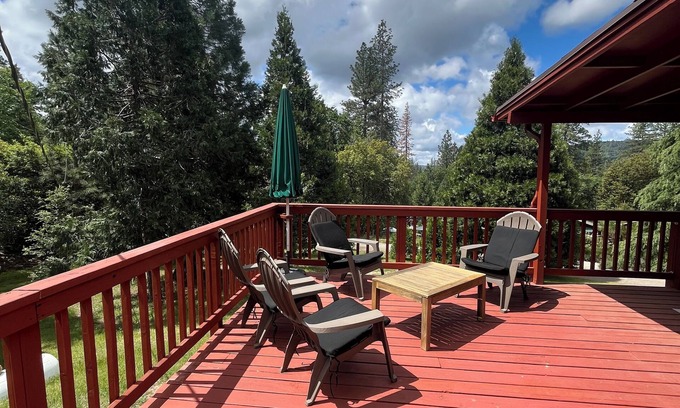 Oakhurst Cabin | Bigfoot Bungalow A charming 2-bedroom cabin with AC, WiFi in peaceful Oakhurst