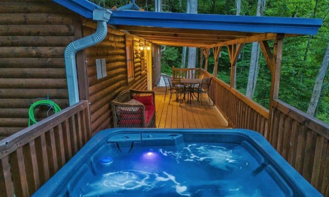 Stanton House | Bigfoot Bungalow/RRG/Hot Tub!