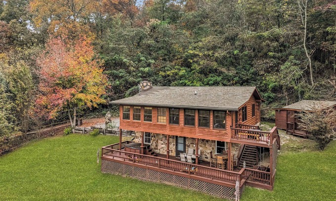 Gatlinburg - Pigeon Forge Cabin | Bigfoot Themed Cabin | Views | Hot Tub | Games