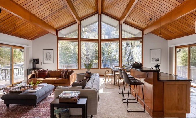 Vail Cabin | Bighorn by AvantStay | Spacious Ski Cabin w/Sprawling Porch, Views & Hot Tub!