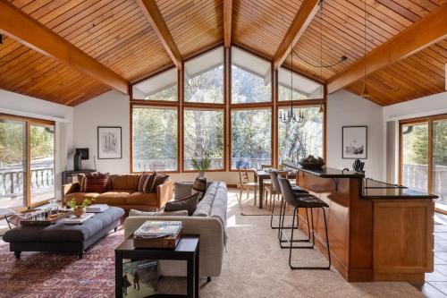 Vail House | Bighorn by AvantStay Spacious Ski Cabin w Sprawling Porch Views Hot Tub