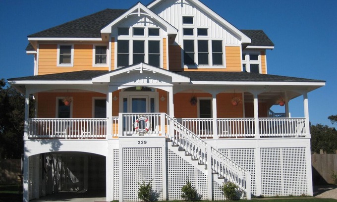 Ocracoke House | Bikini Bottom: Pool, hot tub, spacious and professionally decorated.
