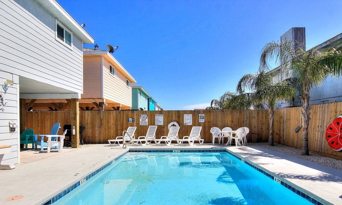 Port Aransas House | Bikini's and Martini's | Pool + Close to Beach