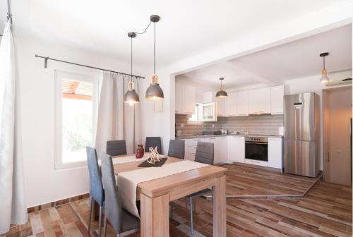 Aristotelis House | Bill & Eva's precious jewel