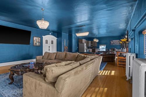 Endion Hotel | Billiards Suite 1100sqft Lounge Inspired Luxury