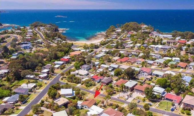 Malua Bay House | Binda Beach House - two beaches within 450m walk