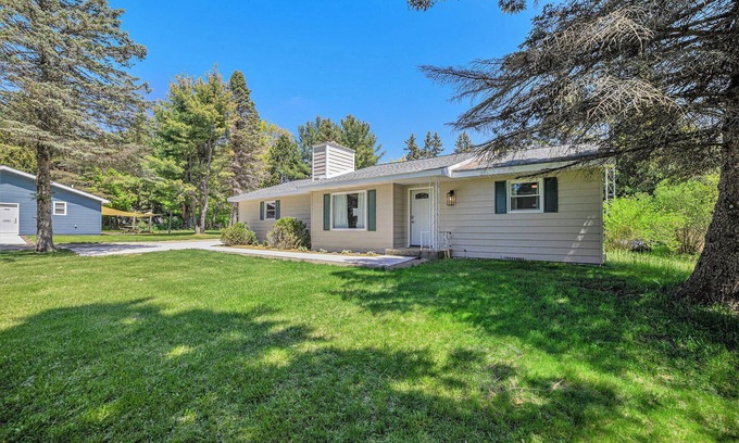 Alden House | BIRCH COTTAGE - Modern Lake House w/shared Frontage on Thayer Lake