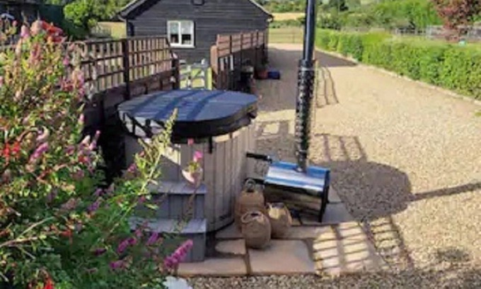 Harrietsham Cottage | Birch Cottage with wood-fired hot tub.