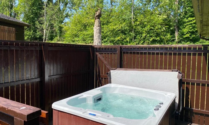 Newton Stewart Ski Chalet | Birch Lodge 21 with Hot Tub