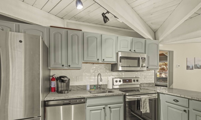 Beech Mountain House | Birchwood Ski Retreat - Sleeps 12! Close to Slopes with Mountain Views!