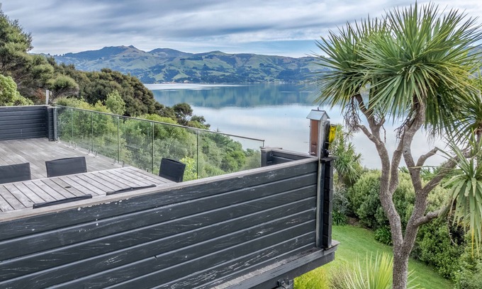 Akaroa House | Birdsong Bliss - Takamatua Holiday Home