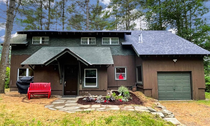 Keene House | Birdsong -spacious & welcoming- your High Peaks getaway
