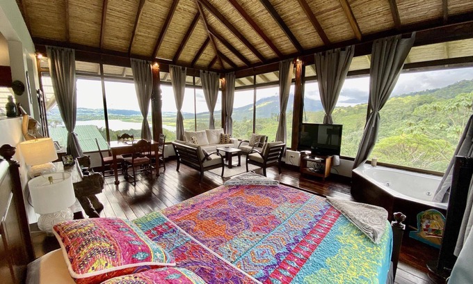 La Fortuna Villa | Birdsong Villa. Romantic Suite w/Jacuzzi & Volcano View.