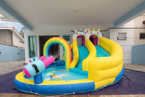 Si Rusa House | Biru Home Port Dickson 15 pax