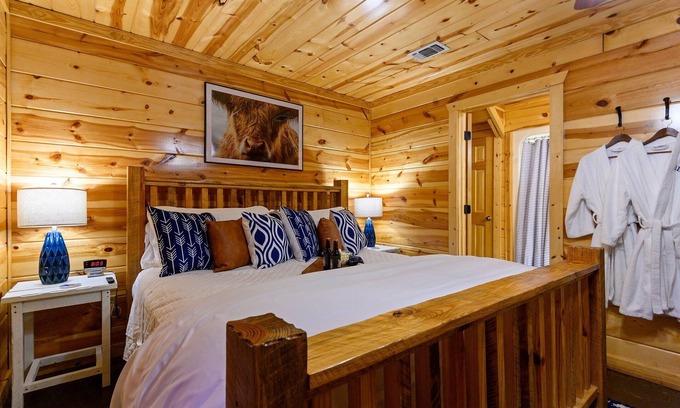 Broken Bow Cabin | Bison Boot Lodge & Tipi - Hot Tub - Fireplace