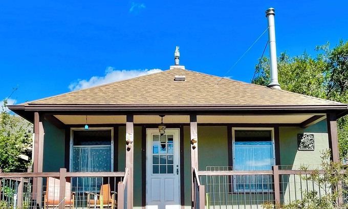 Gardiner House | Bison Bungalow: views of Yellowstone, 2-bedroom house & WiFi, Gardiner, MT
