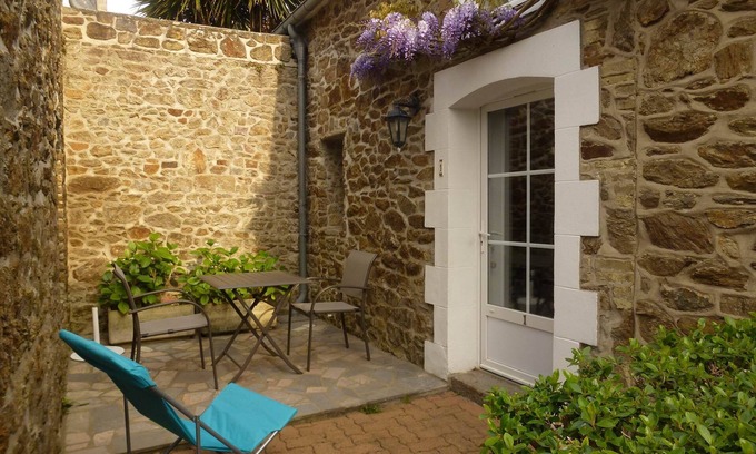 Dinard Apartment | Bizeux Studio duplex N ° 1 (2 people max) from saturday to Saturday