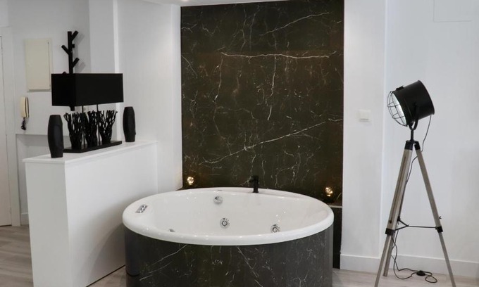 Noja Apartment | Black and White Suitte "Plaza"