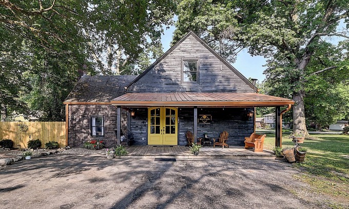 Indianapolis House | Black Barn Indy-Secluded Suburban Retreat! 10 minutes from downtown!