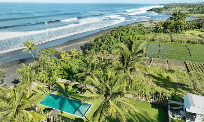 Kerambitan Villa | Black Beach Villa - Absolute Beachfront