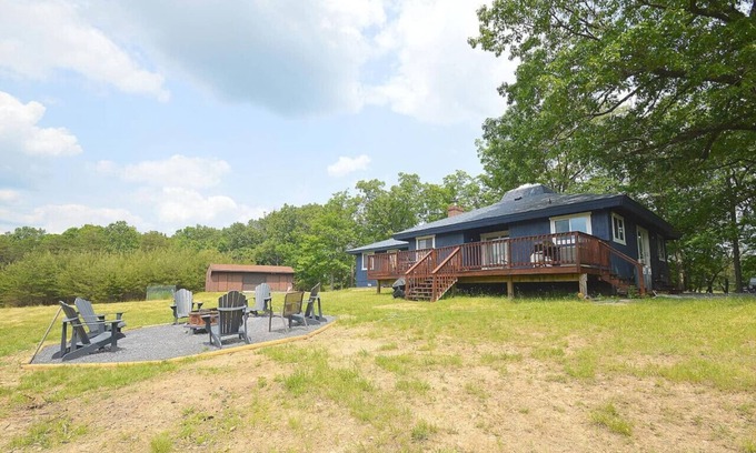Berkeley Springs Cabin | Black Bear Cabin - Fire pit - grill- view- pets-fireplace-king bed-wifi-gameroom