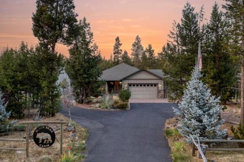 Oregon Water Wonderland House | Black Bear Cabin by AvantStay Modern Bend Escape Mt. Bachelor Ski Cabin