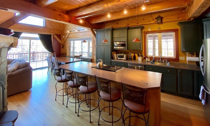 Ludlow House | Black Bear Cabin - Post & Beam Ski House, 3 miles from Okemo
