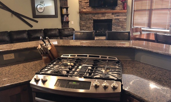 Snowshoe House | Black Bear Crossing 32- Ski In/Out, Hot Tub, Game Room, Dog Friendly! 4 Kings