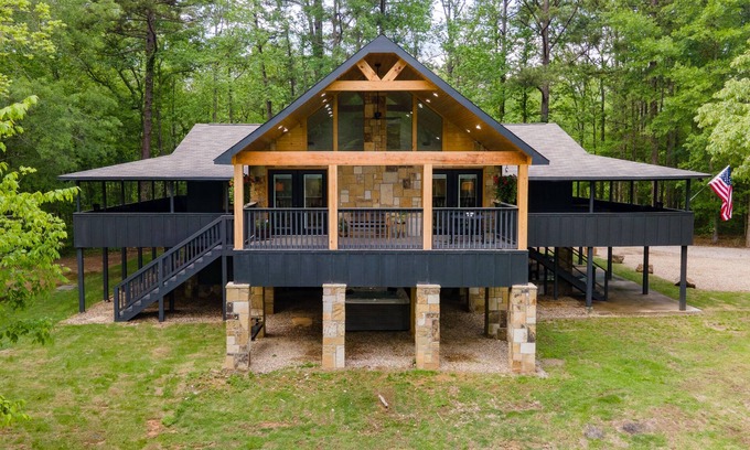 Mid America House | Black Bear Lodge 🐻 5 Private Acres + Hot Tub + Fishing + Games