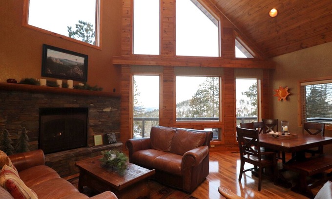 Lead Cabin | Black Hills Cabin-Great Views, Internet ,Ht Tub, Pool Table, 70' TV
