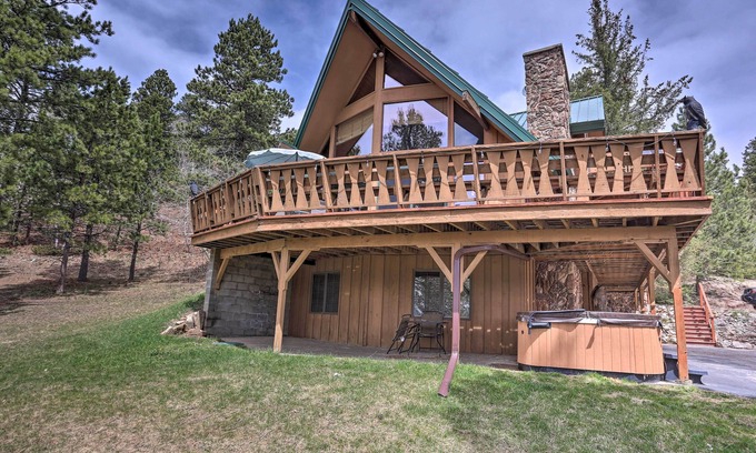 Lead House | Black Hills Hideaway w/Wraparound Deck & Hot Tub!