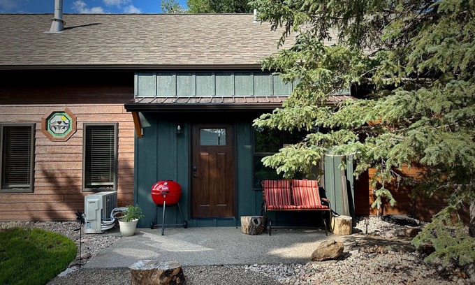 Hill City Cabin | Black Hills Home Cabins—CHOKECHERRY HIDEOUT—in Hill City, Mickelson Trail, Grill