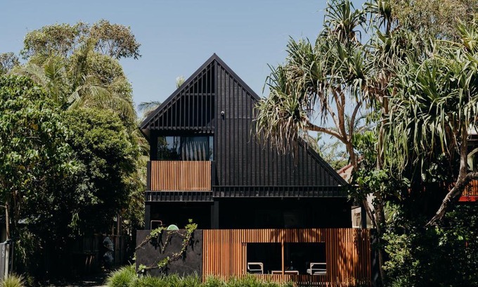 Belongil House | Black on Belongil