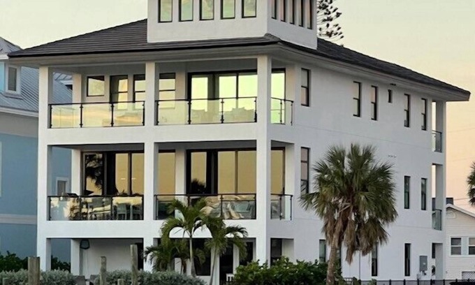Fort Myers Beach House | Black Pearl Amazing Luxury 5 bedroom Pool Home