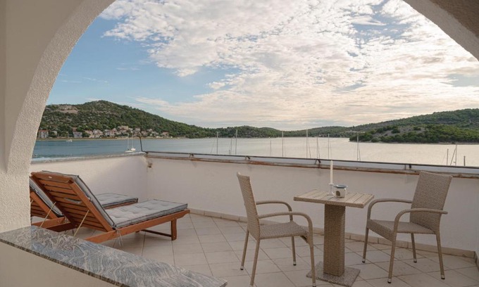 Tijesno Bed & Breakfast | Black Pearl Suites Tisno