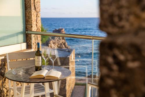 Agios Gordios House | Black Rocks Family, Luxury Seafront Beach Maisonette
