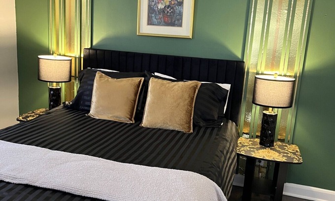 Milwaukee Cottage | Black sheep cottage!nCharming 2-bedroom cottage in peaceful West Allis