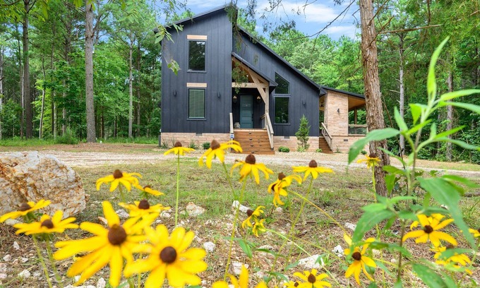 Broken Bow Cabin | Black Stallion: Cabin Escape w/3 Bedroom, 3 Bath, Hot Tub, Fireplaces, Games.