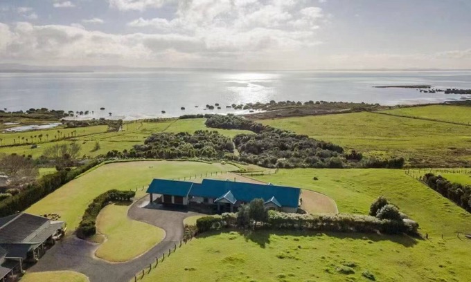 Clarks Beach House | Black Swan Retreat: Luxurious Beachfront House